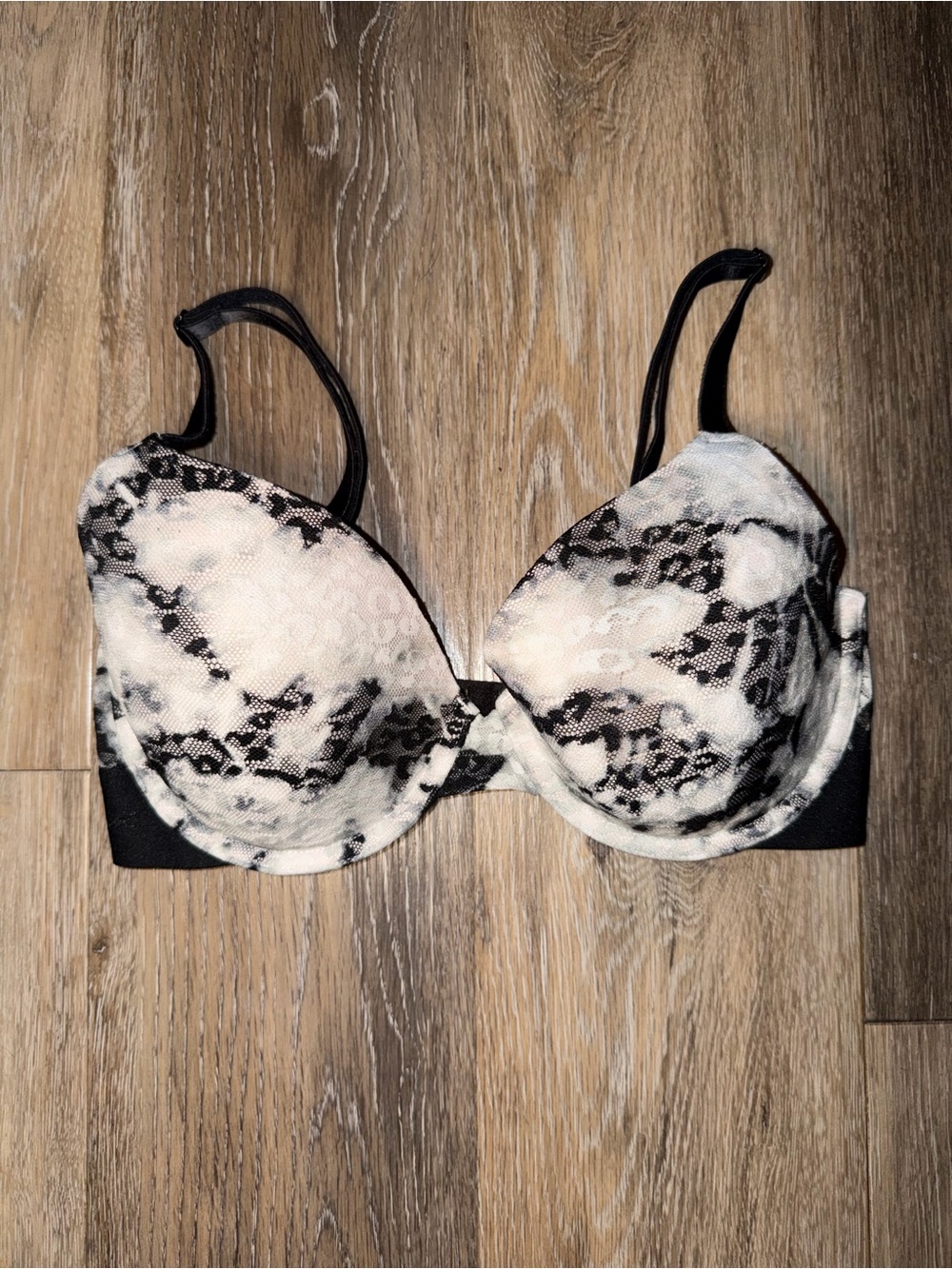 Victoria’s Secret PINK Black & White Lace Wear Everywhere Lined T-shirt Bra